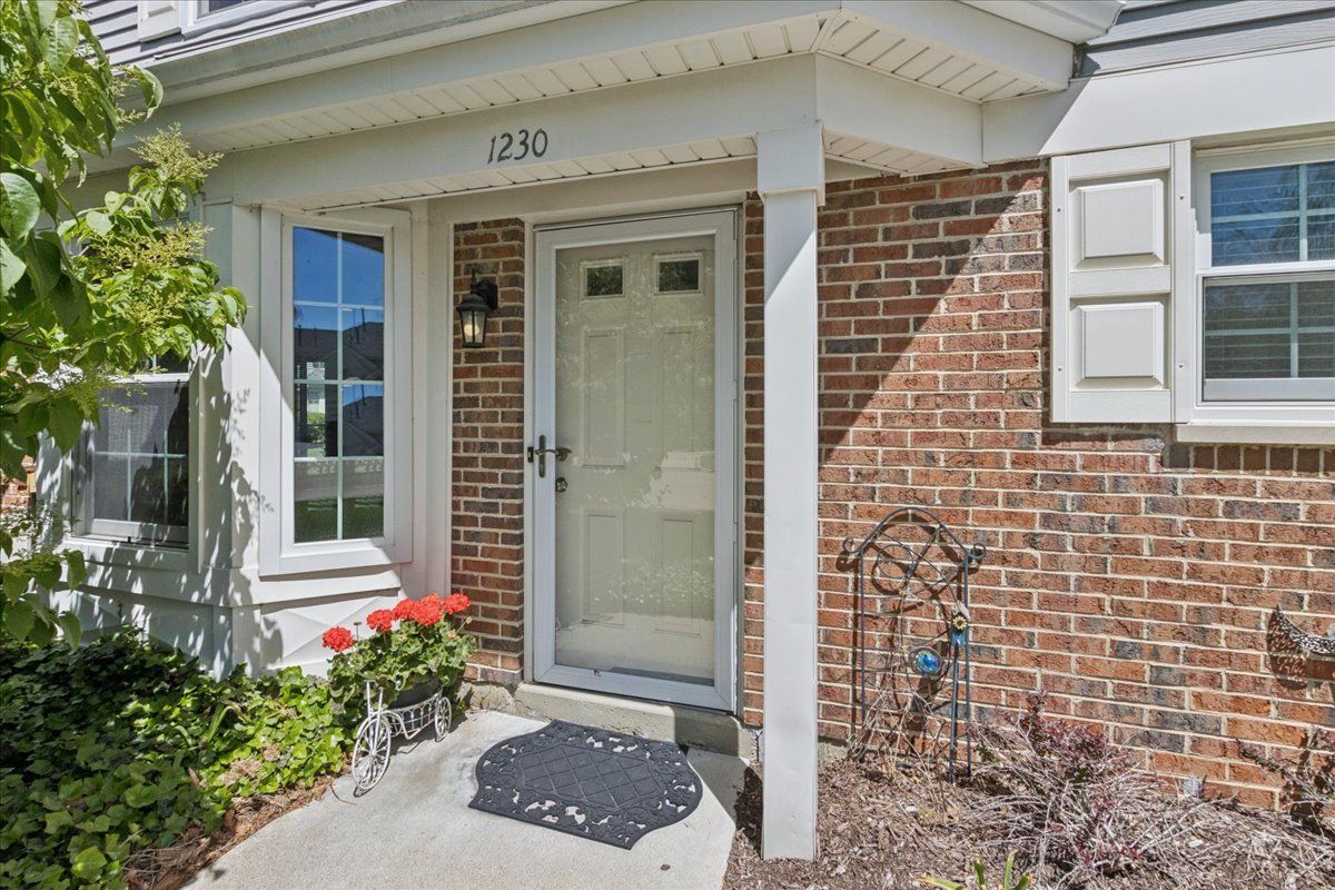 1230 S Wellington Court, Buffalo Grove, IL 60089