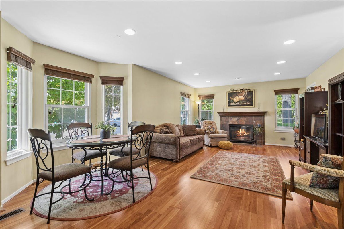1230 S Wellington Court, Buffalo Grove, IL 60089