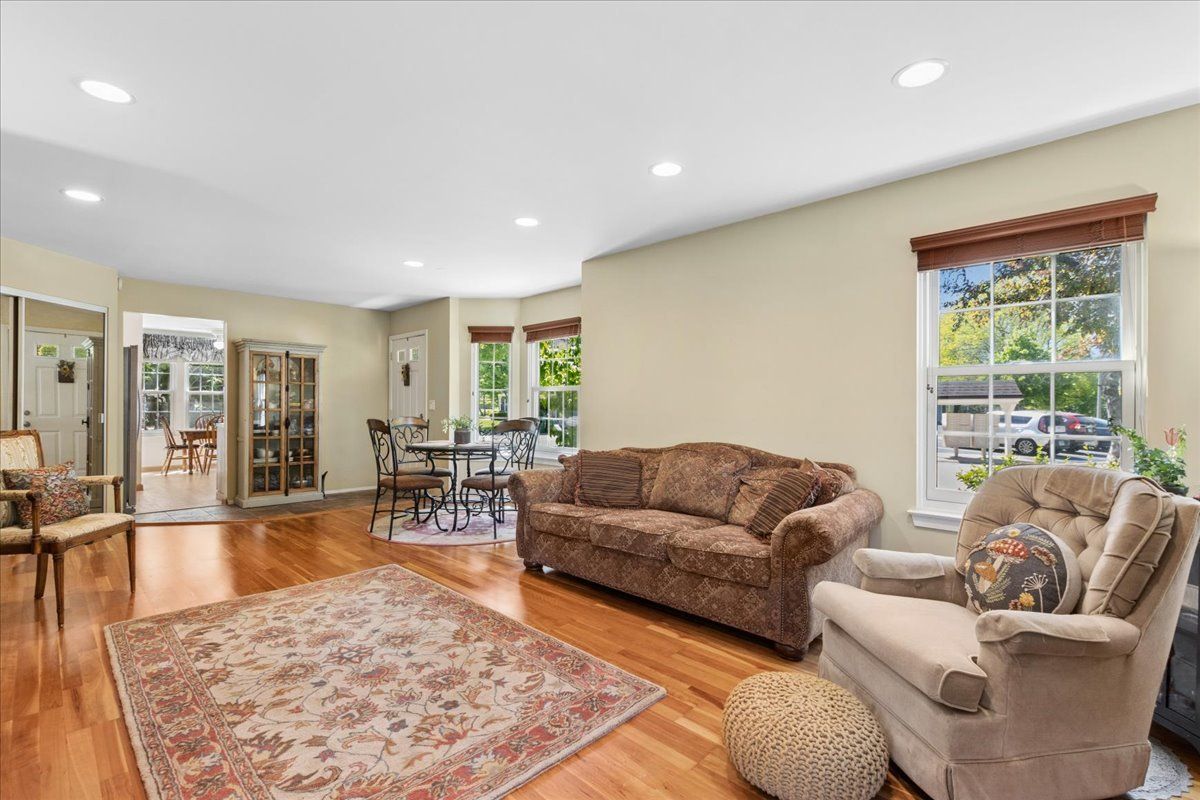 1230 S Wellington Court, Buffalo Grove, IL 60089