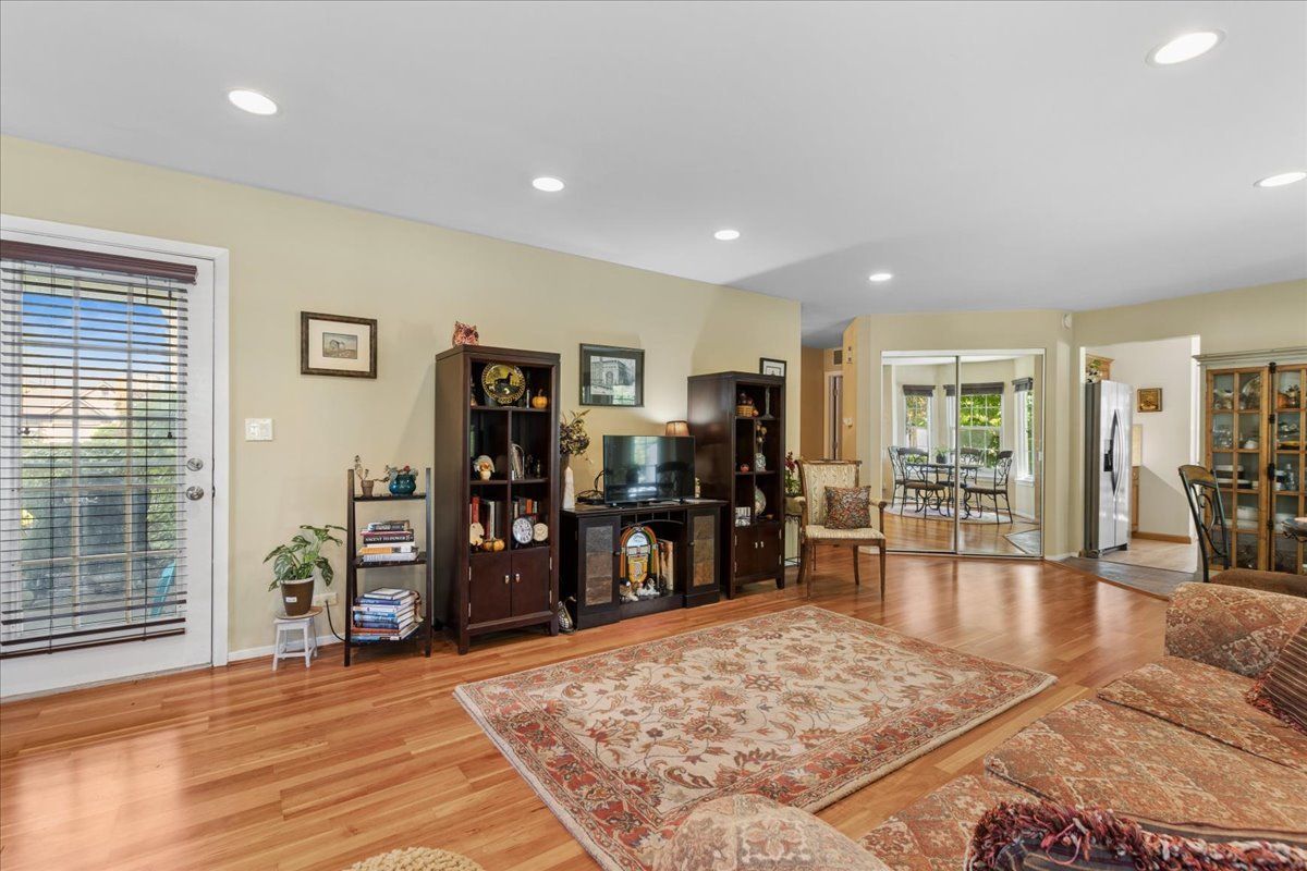 1230 S Wellington Court, Buffalo Grove, IL 60089