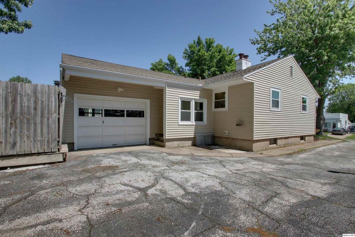1126 S 16th St., Quincy, IL 62301