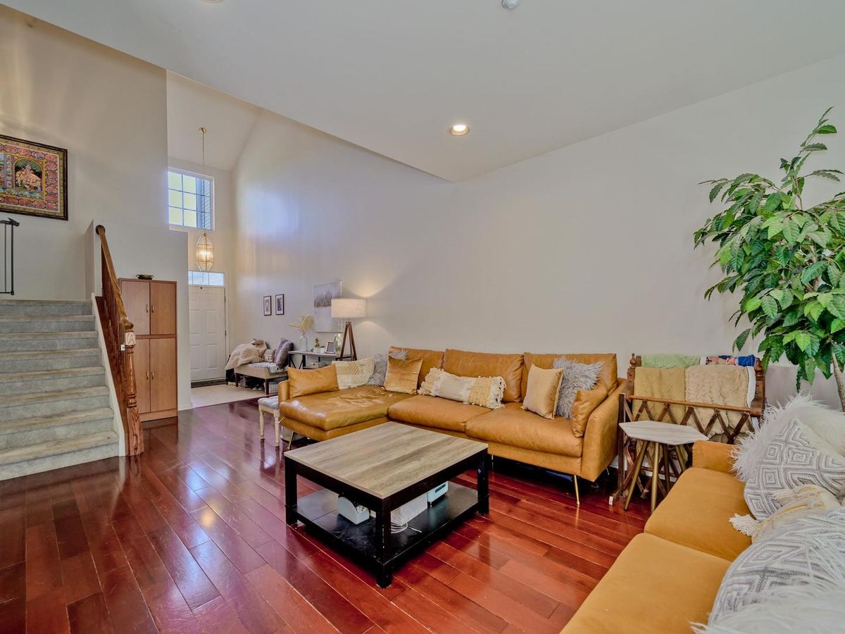 6051 Canterbury Lane, Hoffman Estates, IL 60192