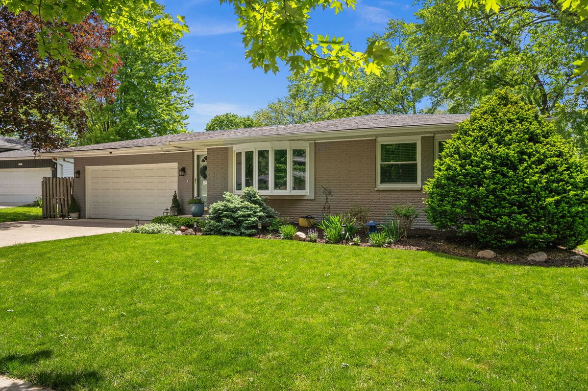 1515 Jewel Avenue, St. Charles, IL 60174