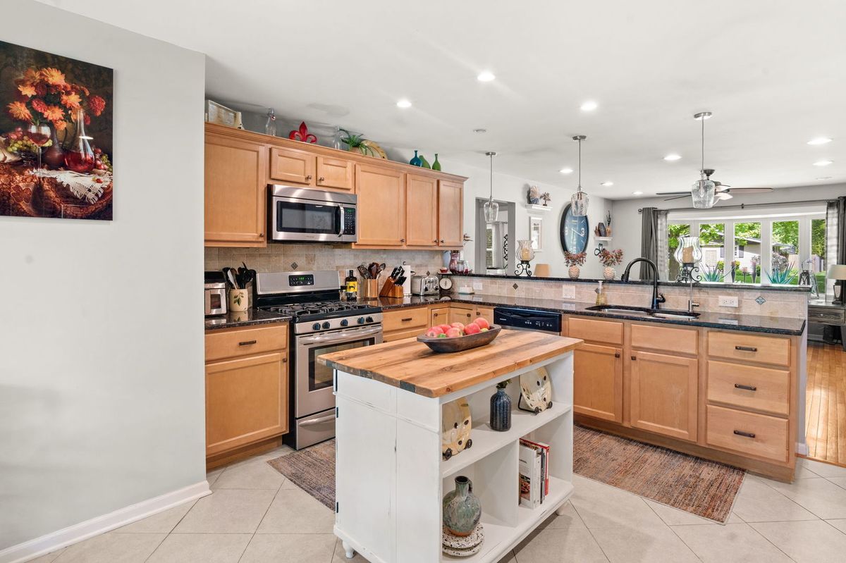 1515 Jewel Avenue, St. Charles, IL 60174
