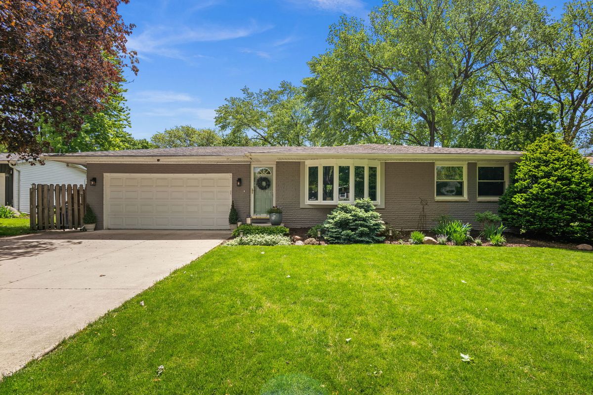 1515 Jewel Avenue, St. Charles, IL 60174