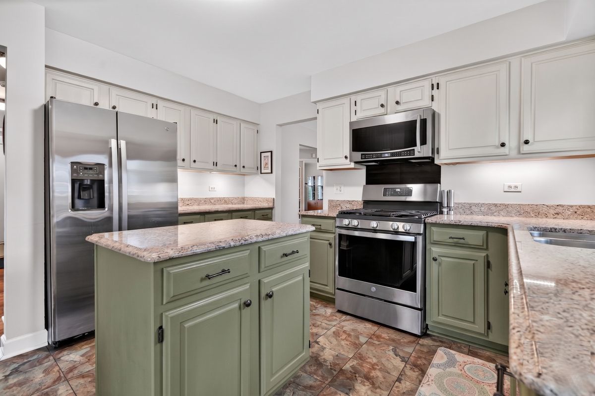 155 Southfield Drive, Vernon Hills, IL 60061