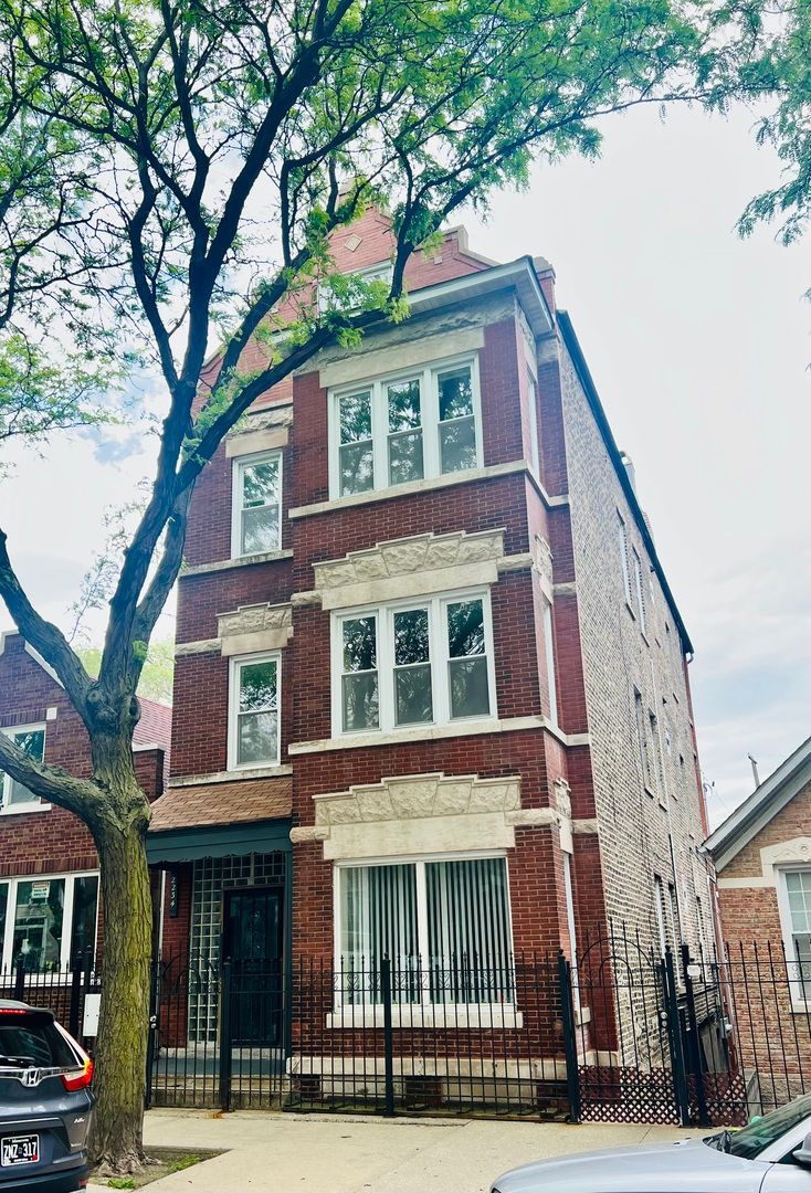 2234 Cullerton Street, Chicago, IL 60608