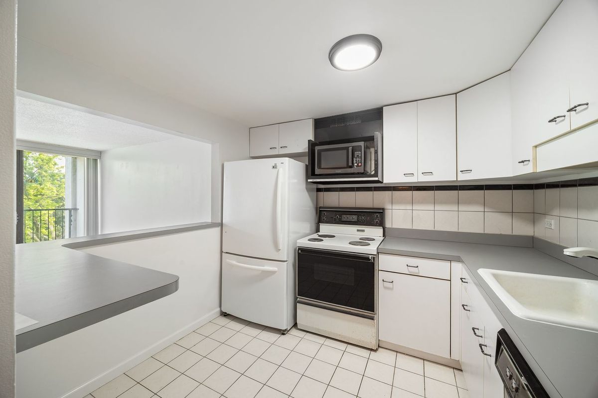 2015 S FINLEY Road #302, Lombard, IL 60148