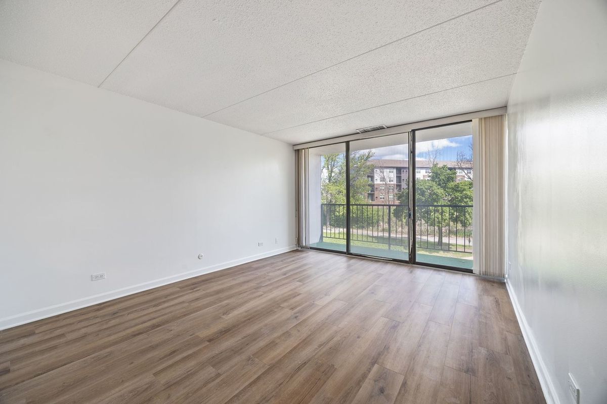 2015 S FINLEY Road #302, Lombard, IL 60148