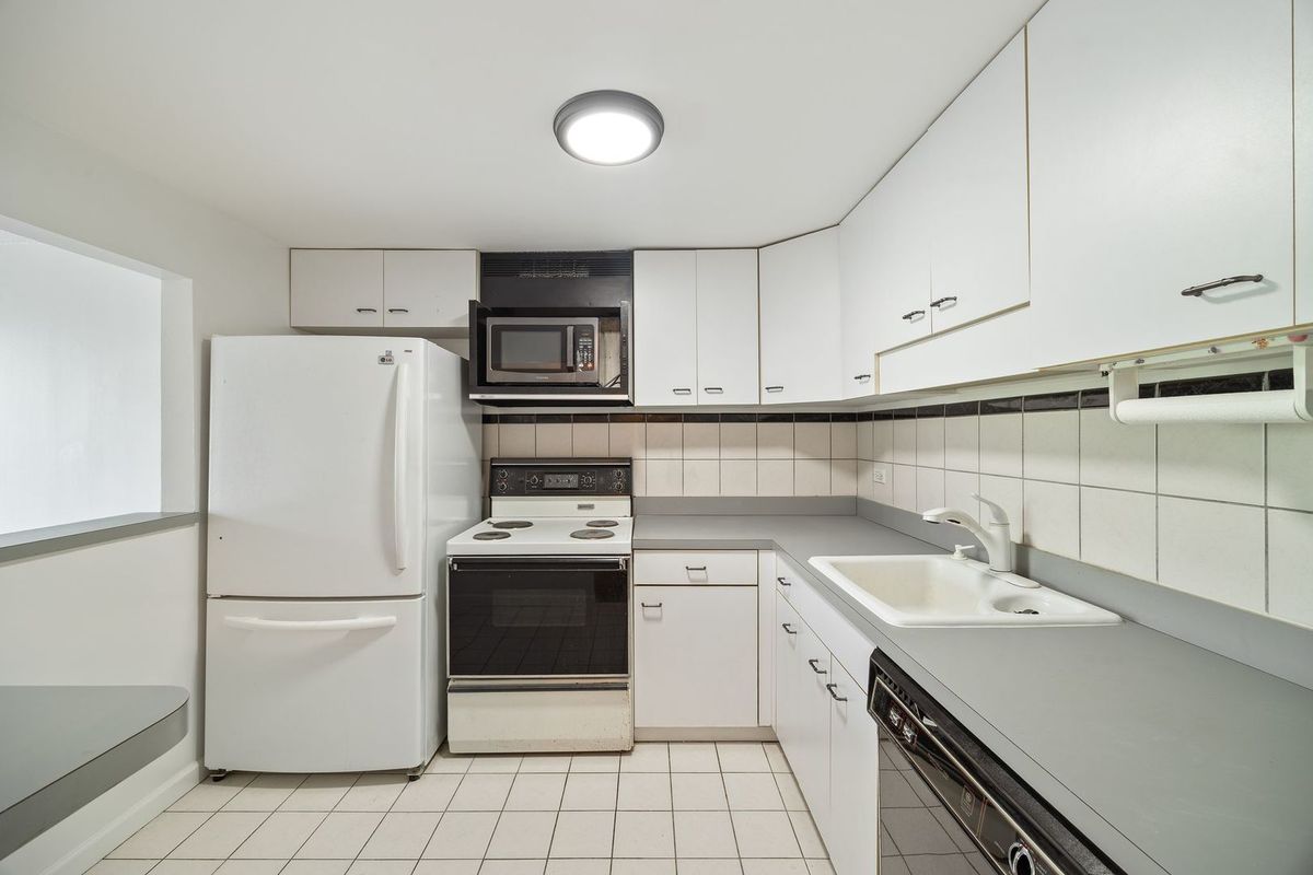 2015 S FINLEY Road #302, Lombard, IL 60148
