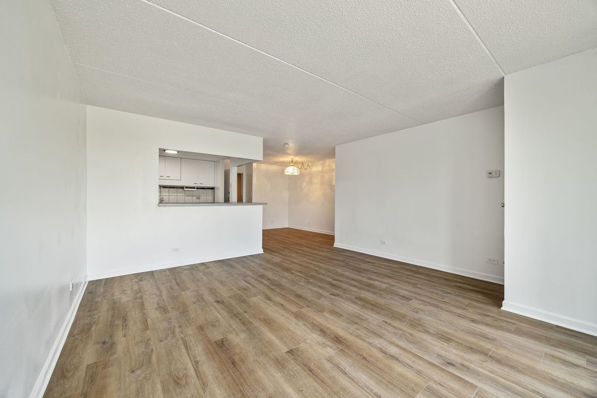 2015 S FINLEY Road #302, Lombard, IL 60148
