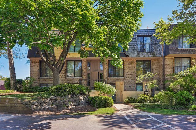 1712 Northfield Square #F — Northfield, IL 60093