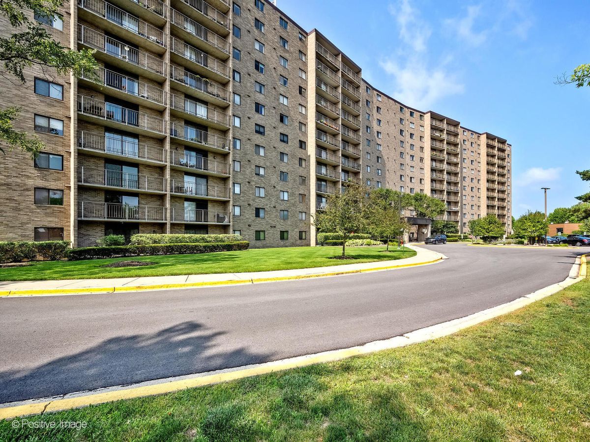 6340 AMERICANA Drive, Willowbrook, IL 60527