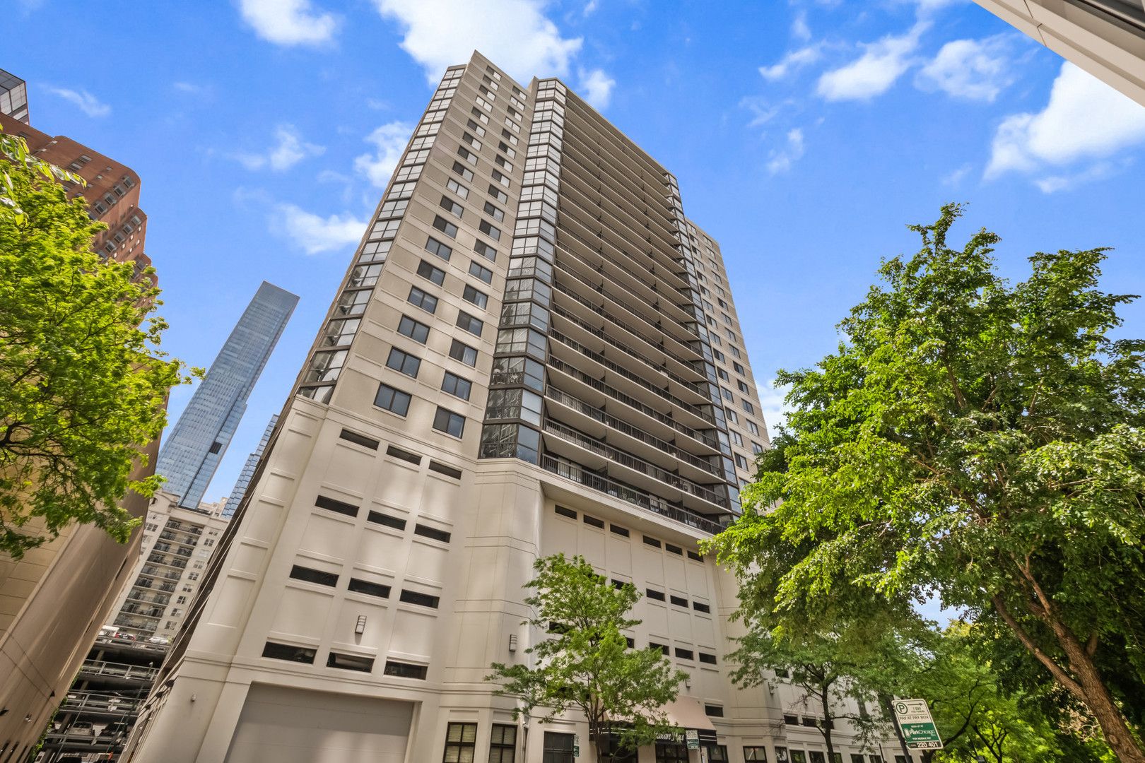 33 W Delaware Place #22J — Chicago, IL 60610