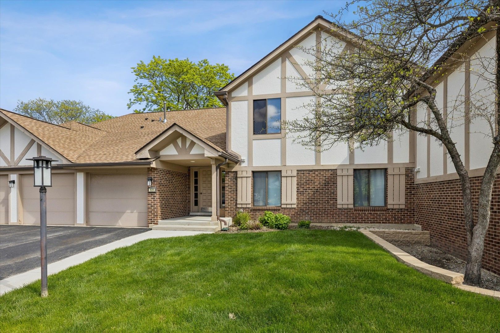 826 Thornton Court #2AL — Schaumburg, IL 60193