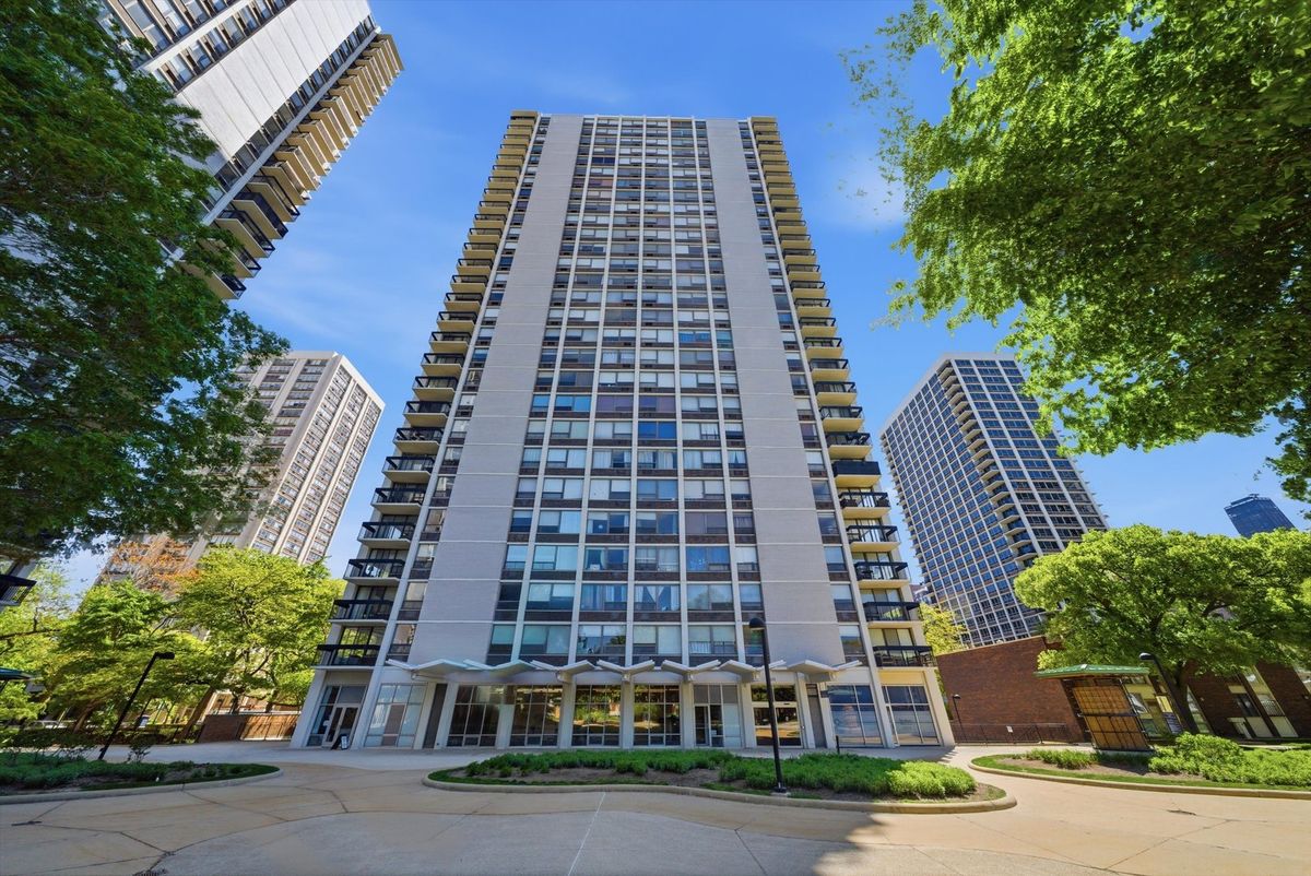 1455 Sandburg Terrace, Chicago, IL 60610