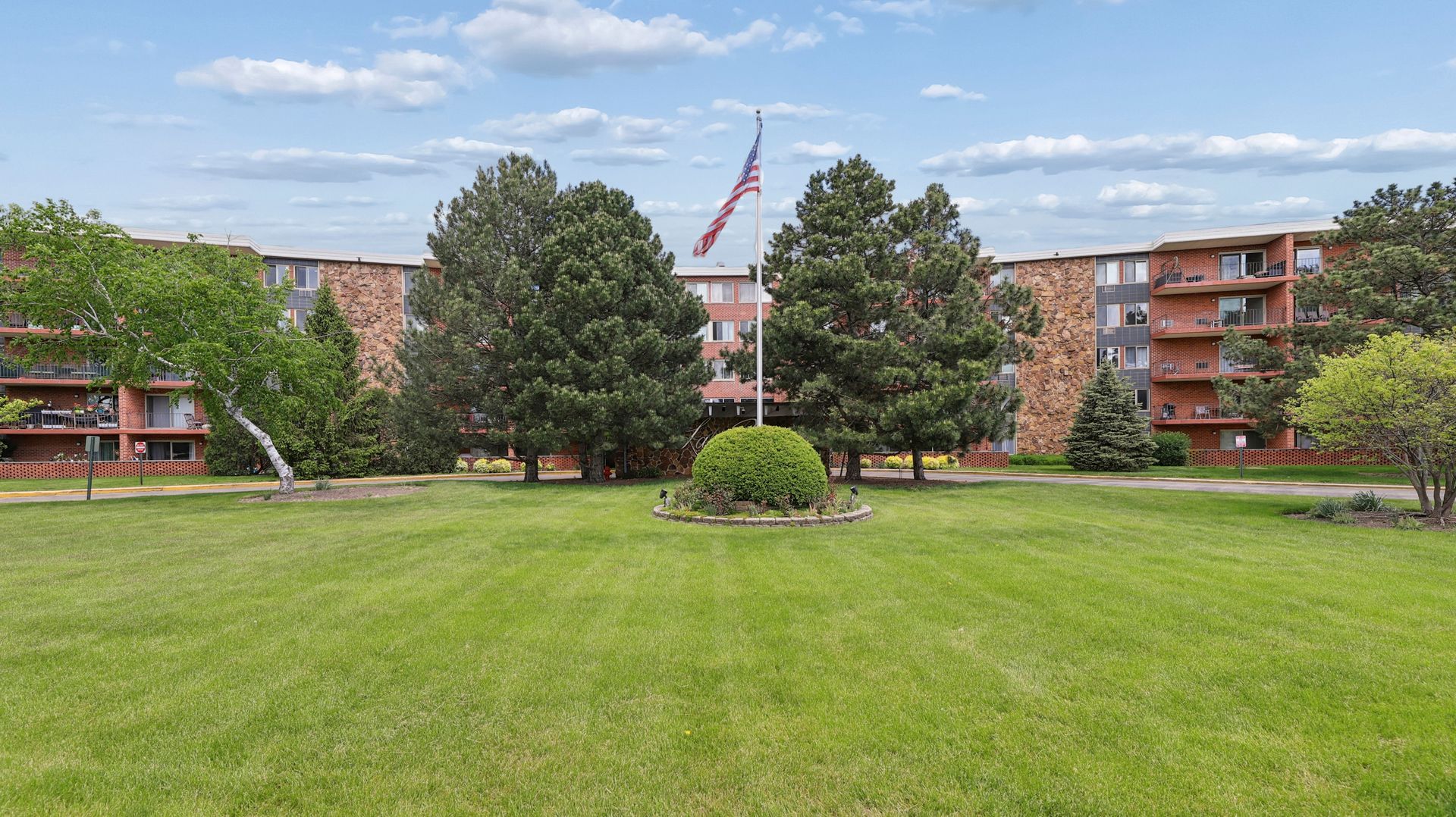 18 E Old Willow Road #504N — Prospect Heights, IL 60070