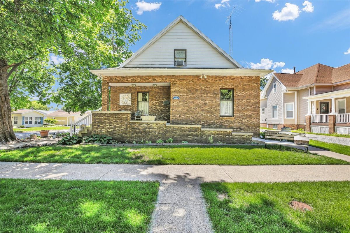 12 S Walnut Street, Villa Grove, IL 61956