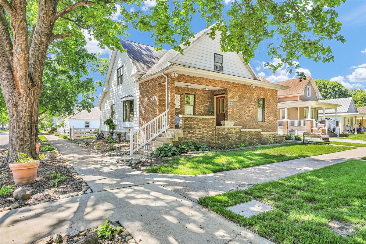 12 S Walnut Street, Villa Grove, IL 61956