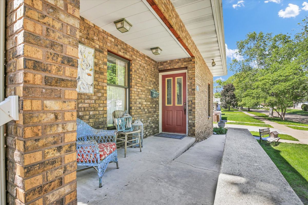 12 S Walnut Street, Villa Grove, IL 61956