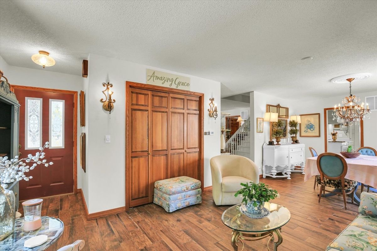 12 S Walnut Street, Villa Grove, IL 61956