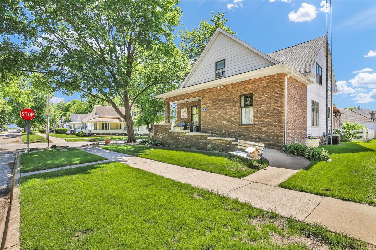 12 S Walnut Street, Villa Grove, IL 61956