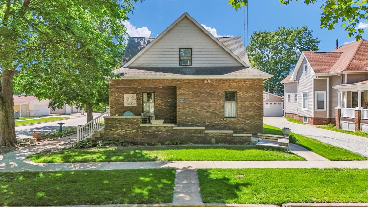 12 S Walnut Street, Villa Grove, IL 61956