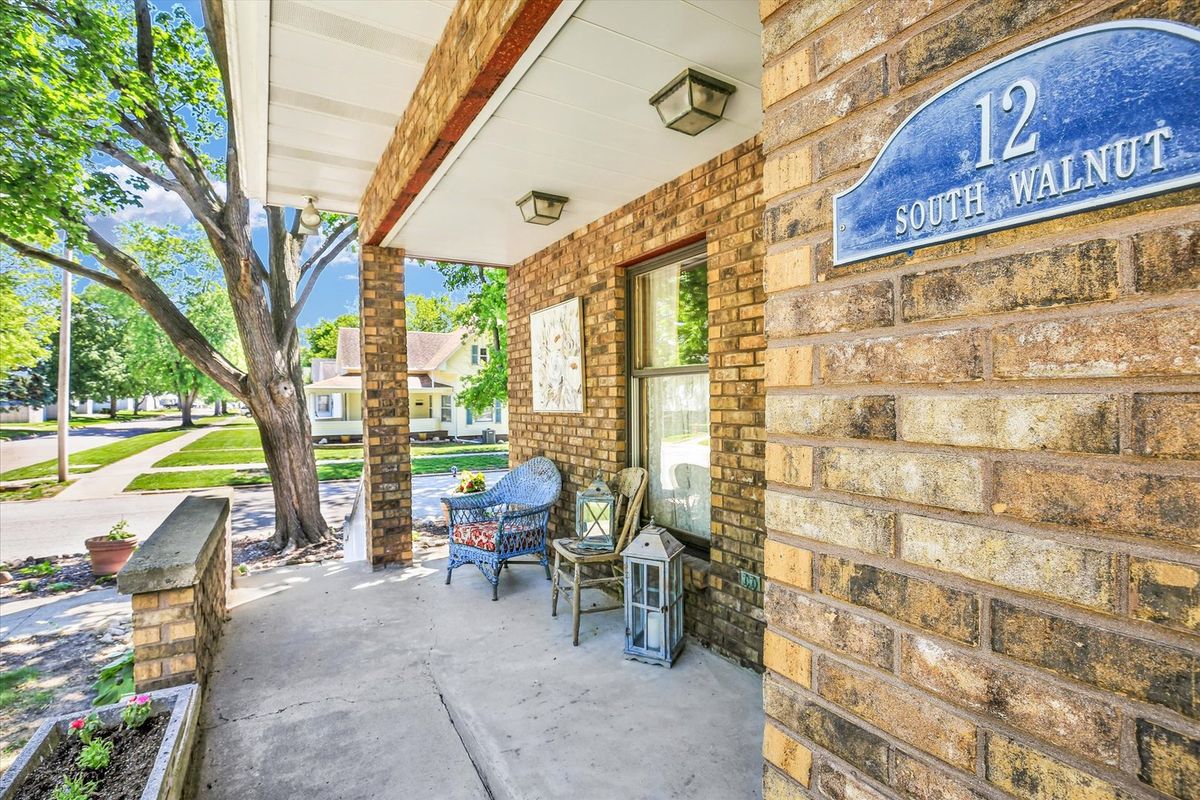 12 S Walnut Street, Villa Grove, IL 61956