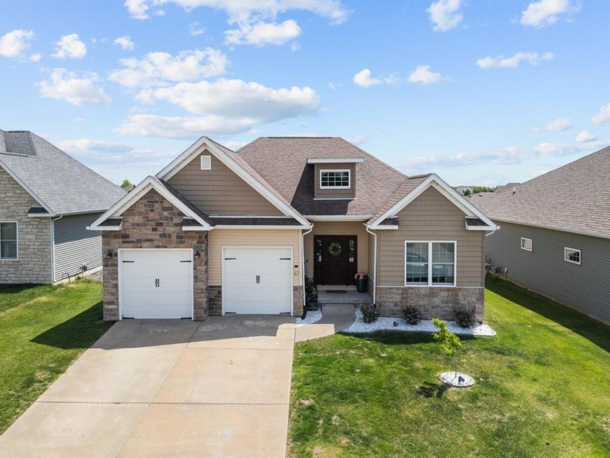 67 Cobblestone Lane, Leclaire, IA 52753