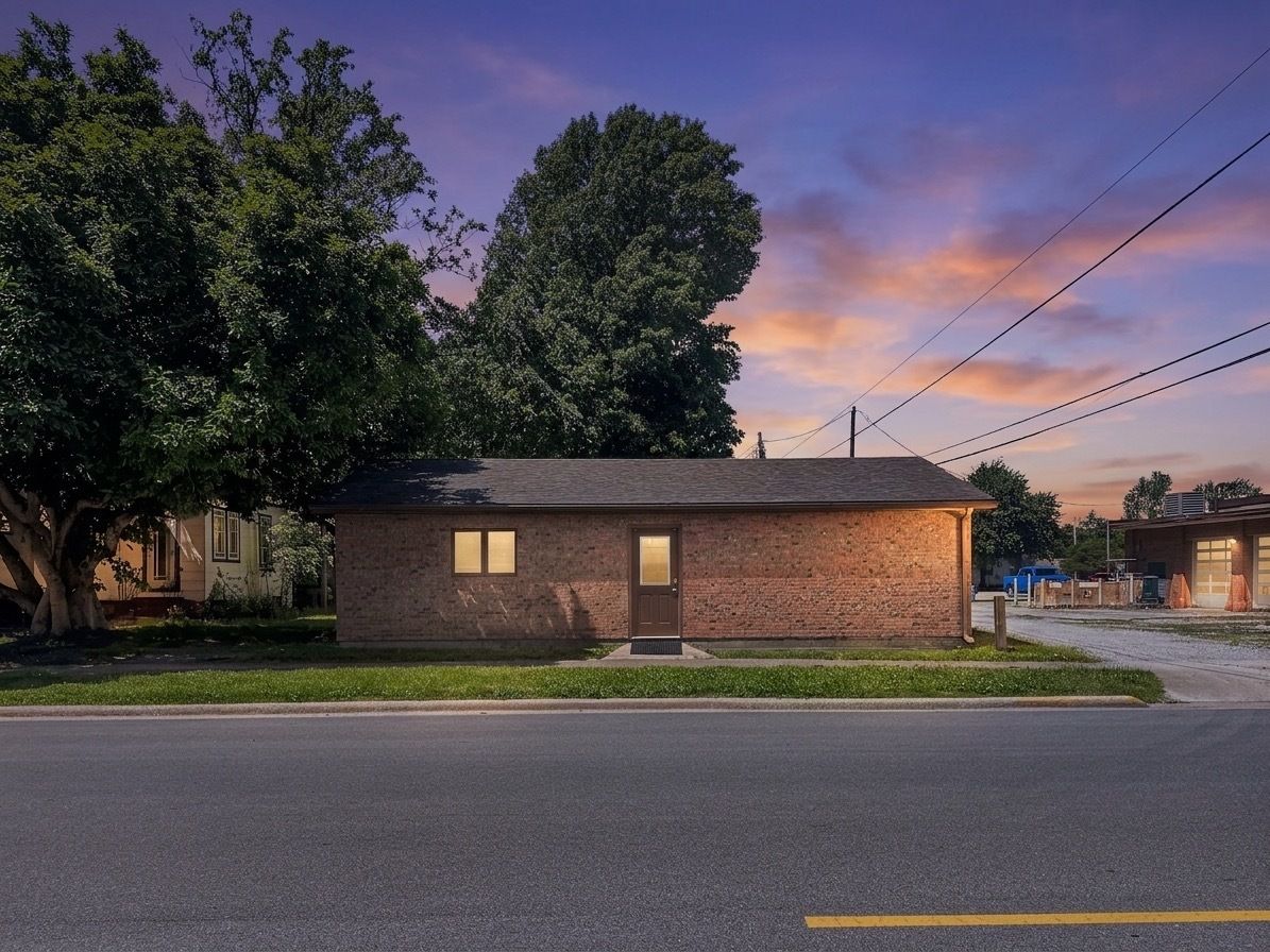 301 N Main Street — Flora, IL 62839