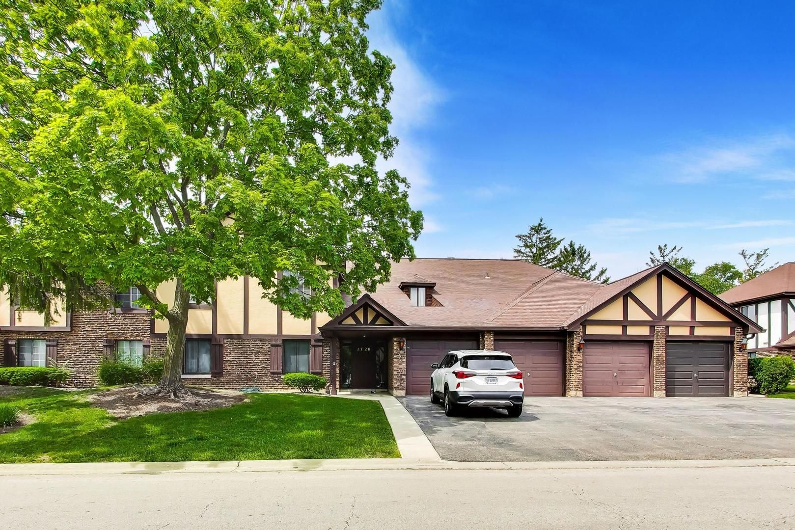 1720 Lakecliffe Drive #A — Wheaton, IL 60189