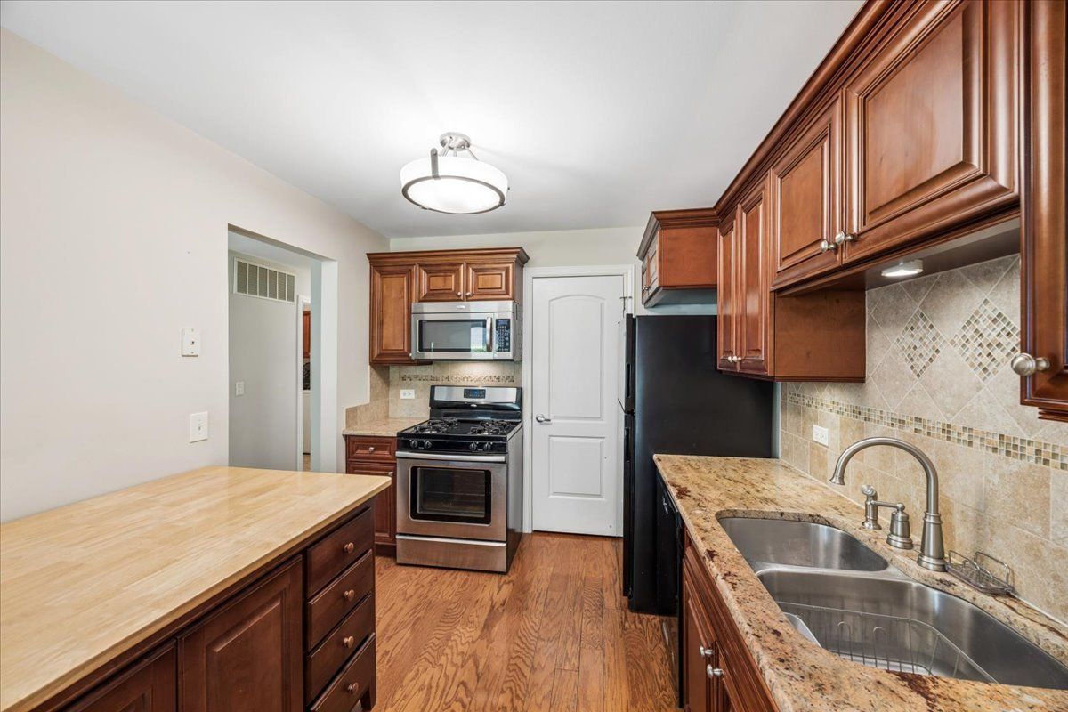 349 Newgate Court #C1, Schaumburg, IL 60193