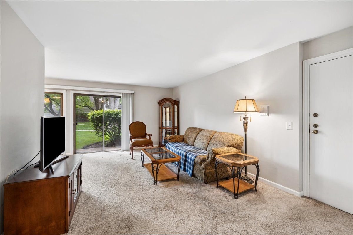 349 Newgate Court #C1, Schaumburg, IL 60193