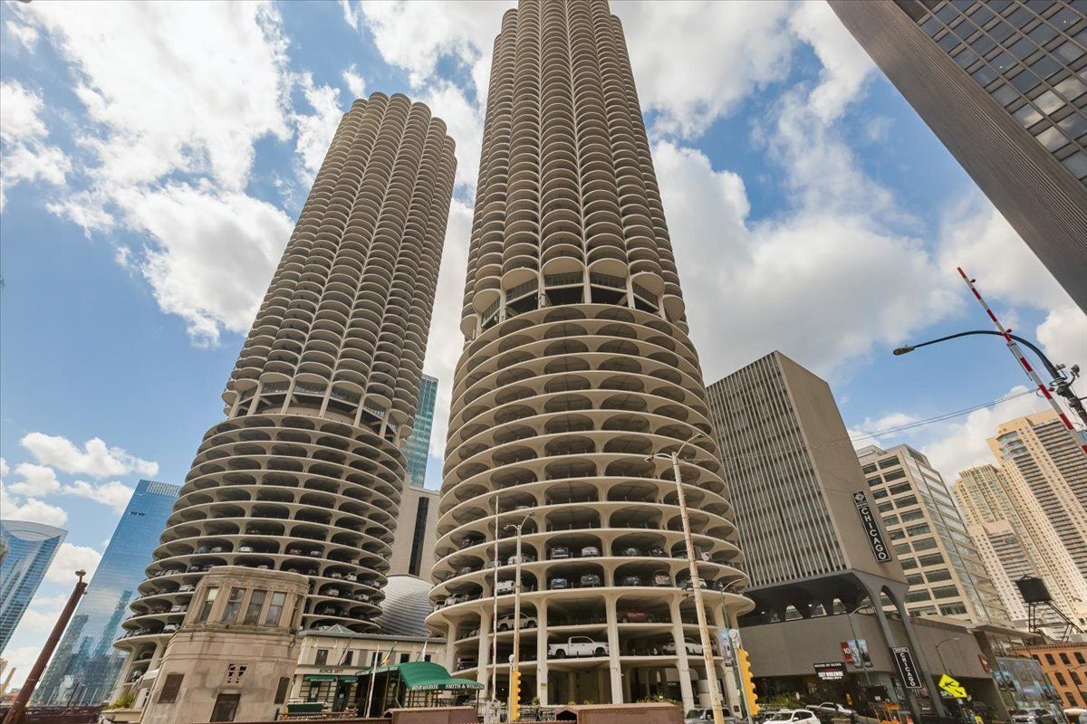 300 State Street, Chicago, IL 60654