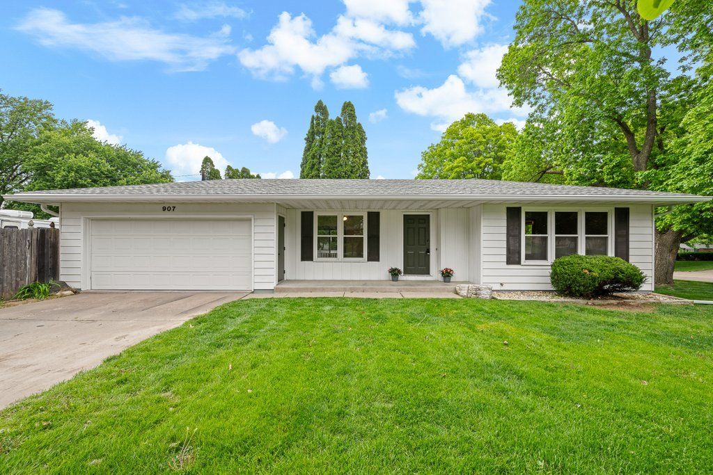 907 Colony Drive, Davenport, IA 52806