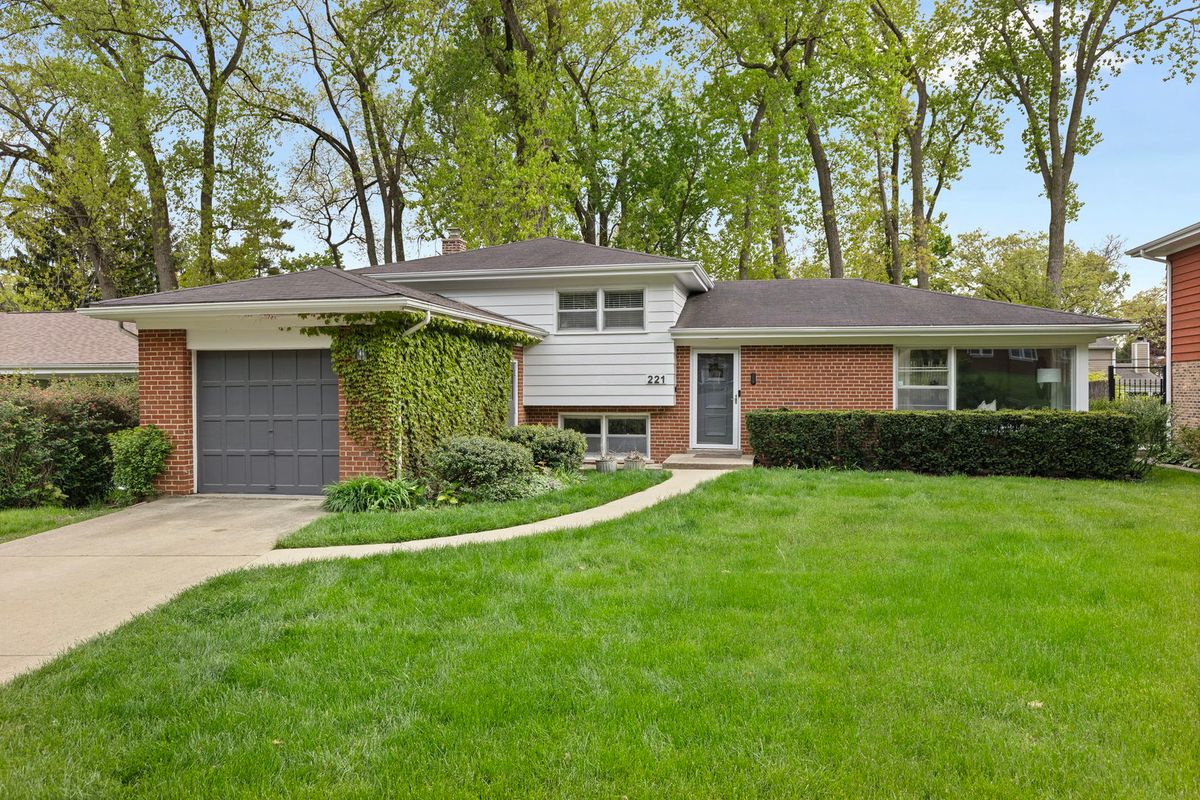 221 Sheridan Place, Lake Bluff, IL 60044