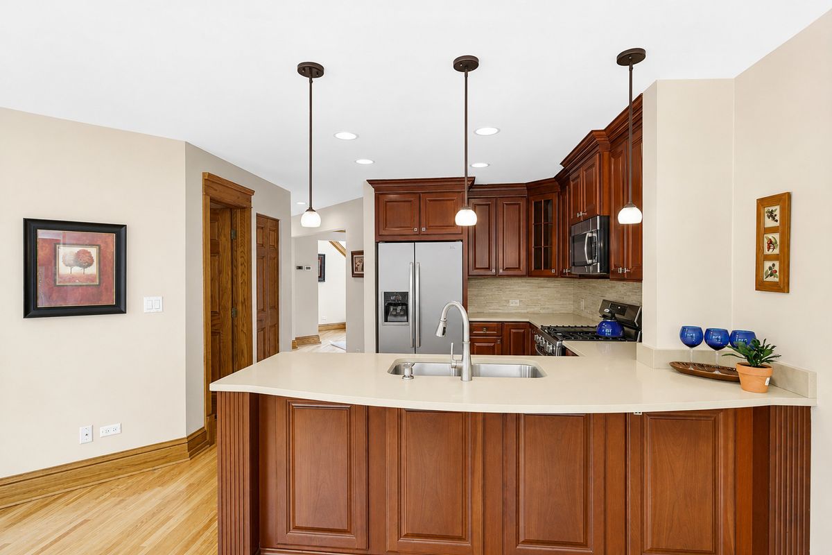 15 Manchester Lane, Elmhurst, IL 60126