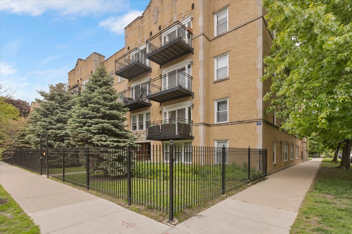 7050 Damen Avenue, Chicago, IL 60645