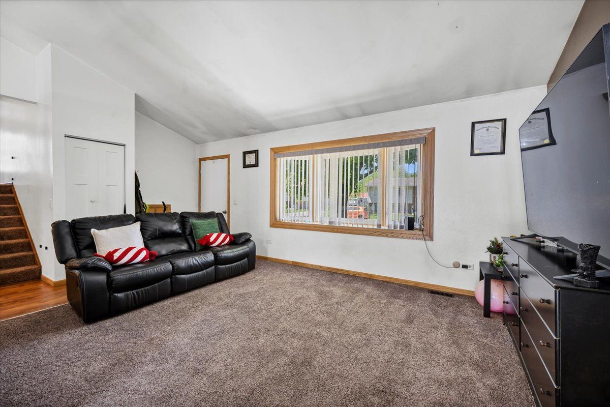 535 Garnett Avenue, Winthrop Harbor, IL 60096