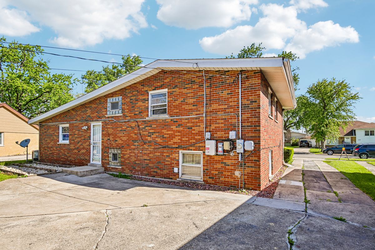 350 Carey Court SE, Chicago Heights, IL 60411