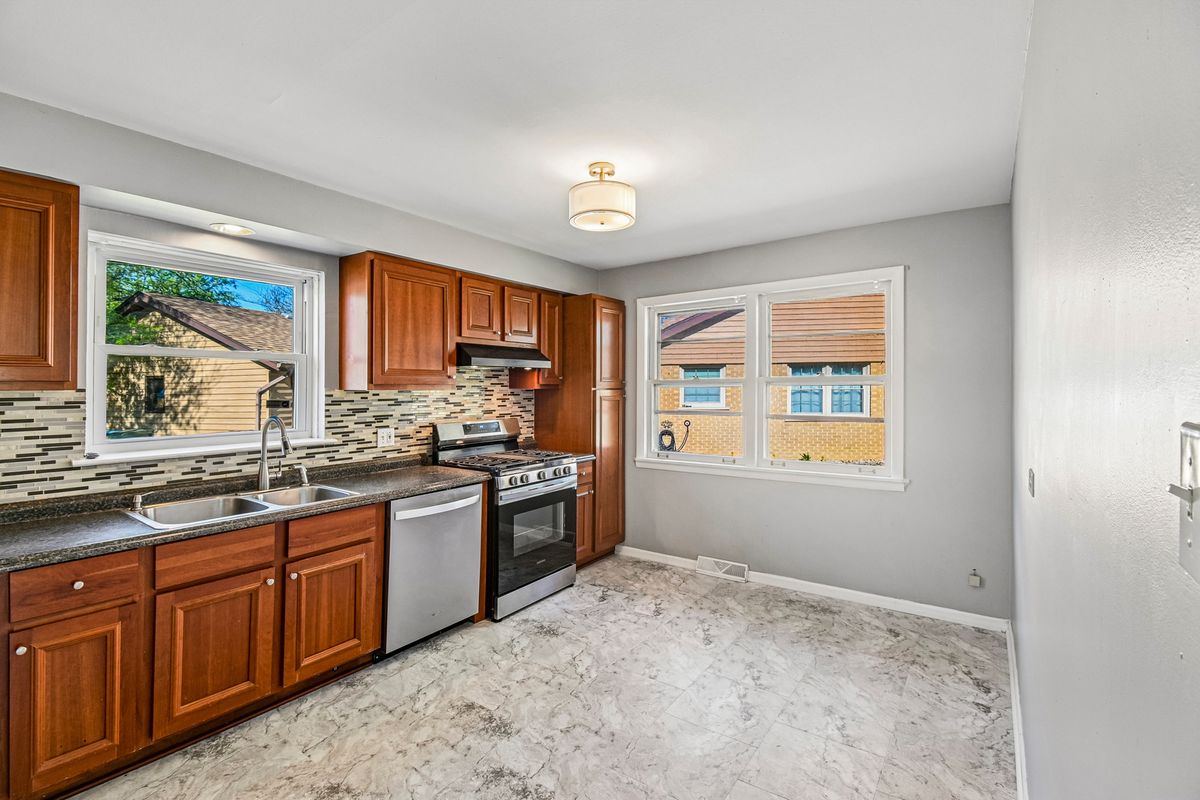 350 Carey Court SE, Chicago Heights, IL 60411