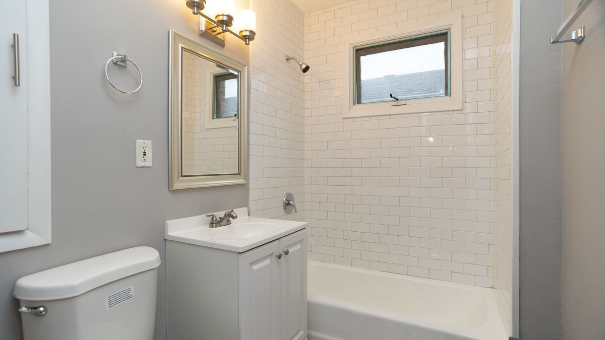 4821 W Cornelia Avenue, Chicago, IL 60641