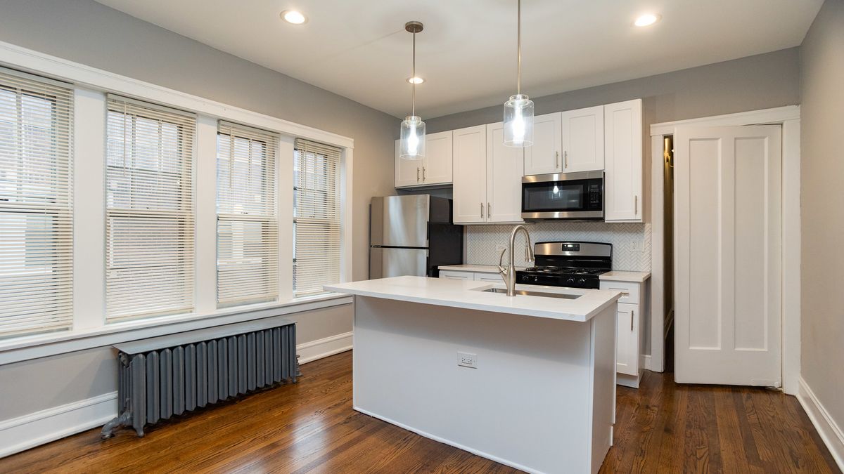 4821 W Cornelia Avenue, Chicago, IL 60641