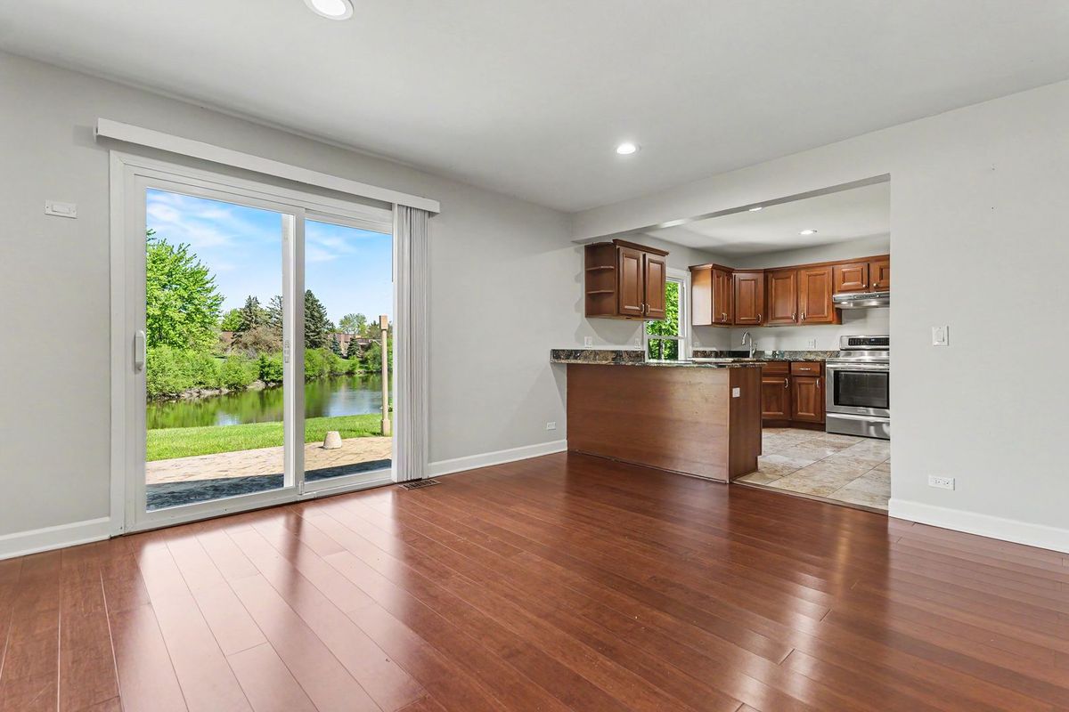 8 Greenvale Road SE, Vernon Hills, IL 60061