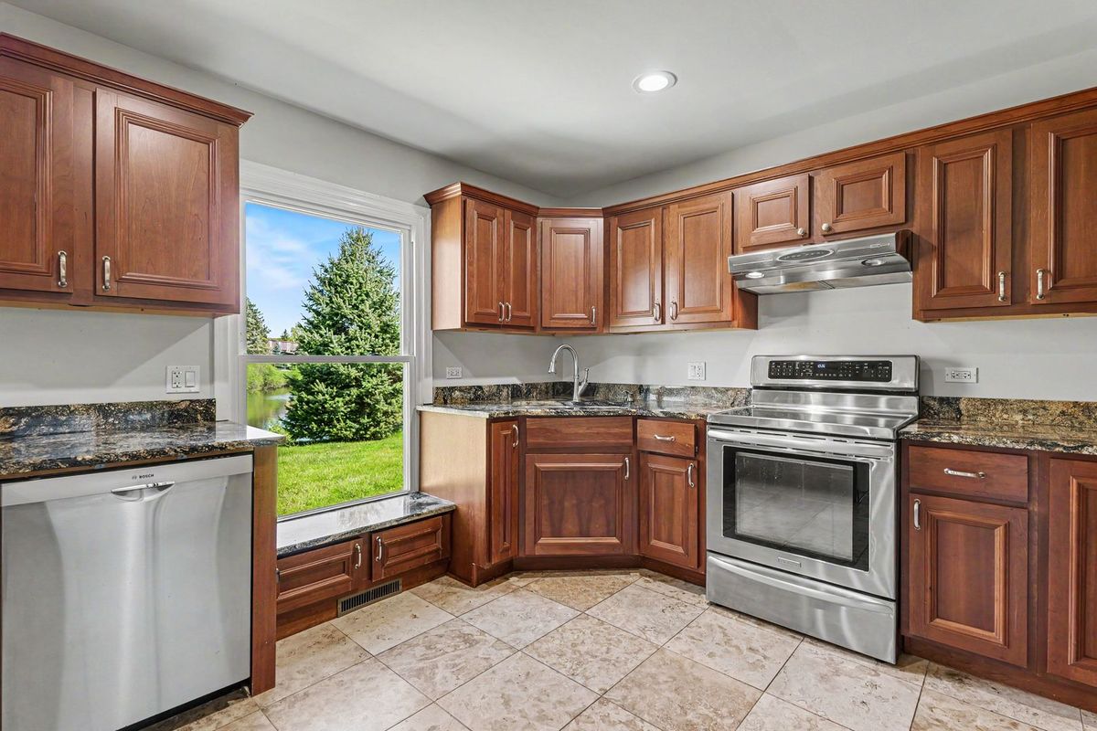 8 Greenvale Road SE, Vernon Hills, IL 60061
