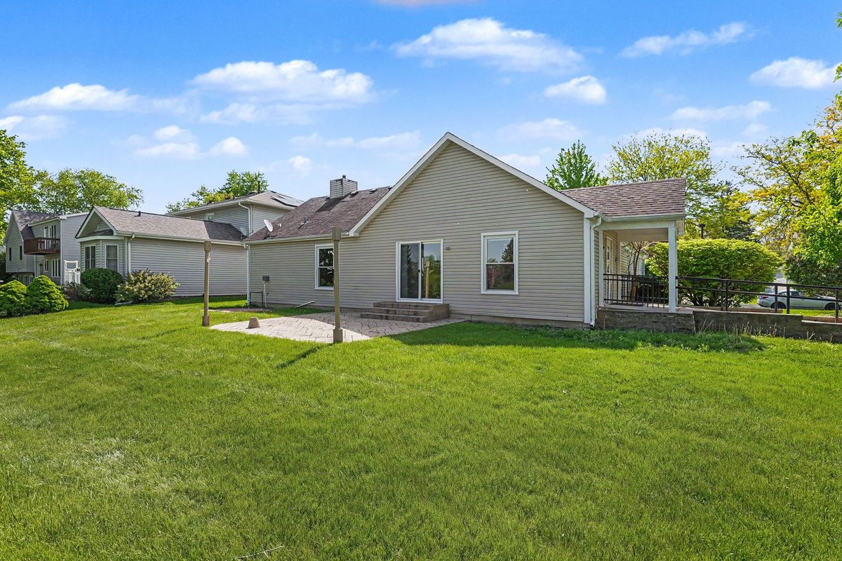 8 Greenvale Road SE, Vernon Hills, IL 60061