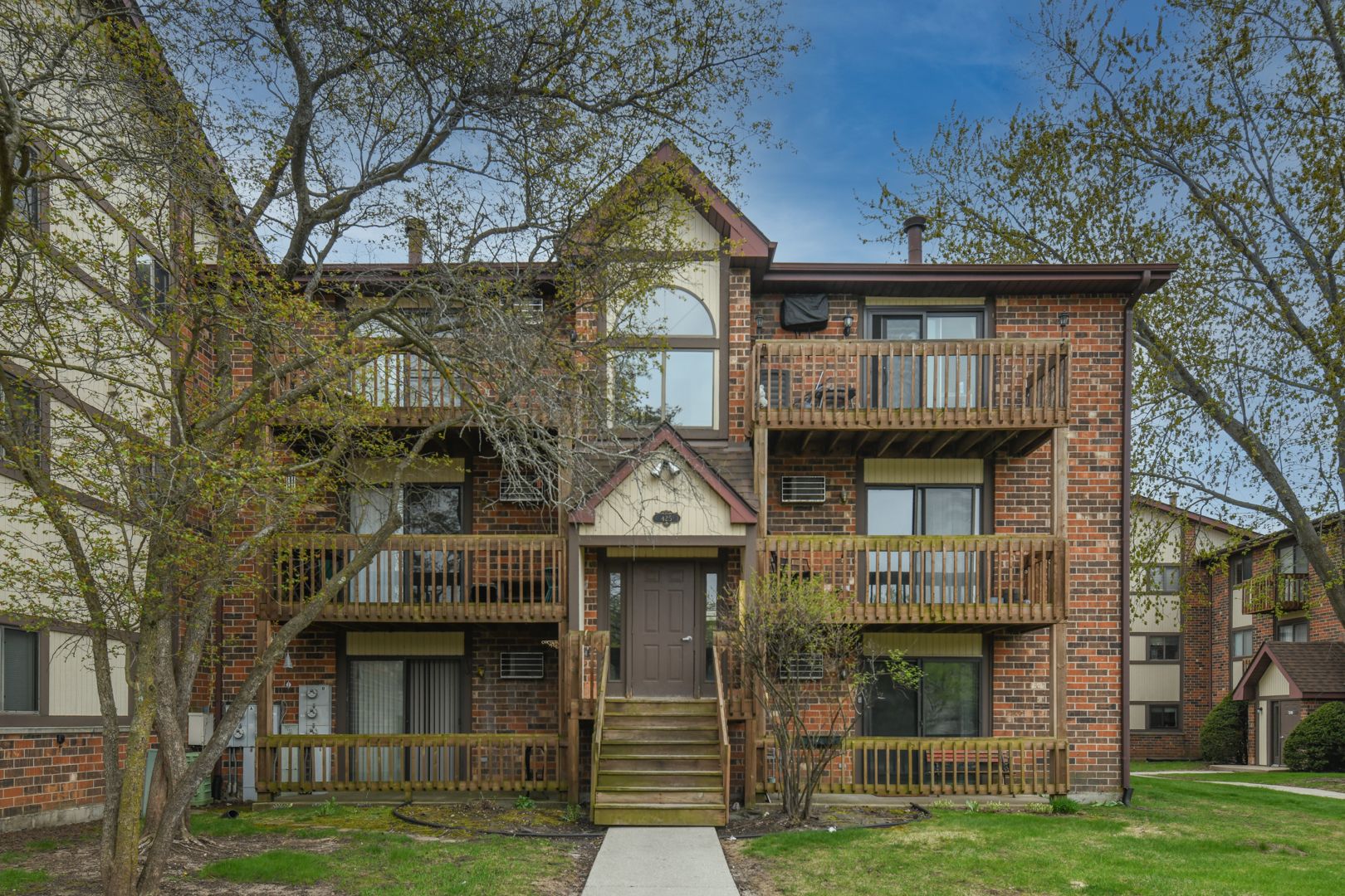 425 Berkshire Drive #16 — Crystal Lake, IL 60014