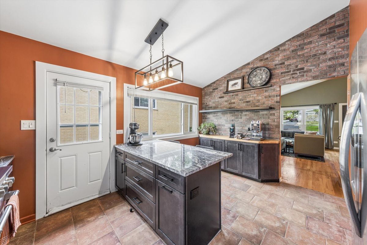 24 E Congress Street, Villa Park, IL 60181