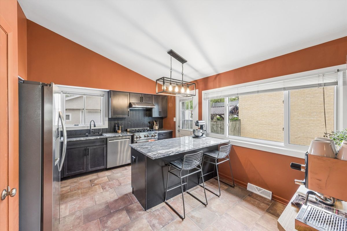 24 E Congress Street, Villa Park, IL 60181