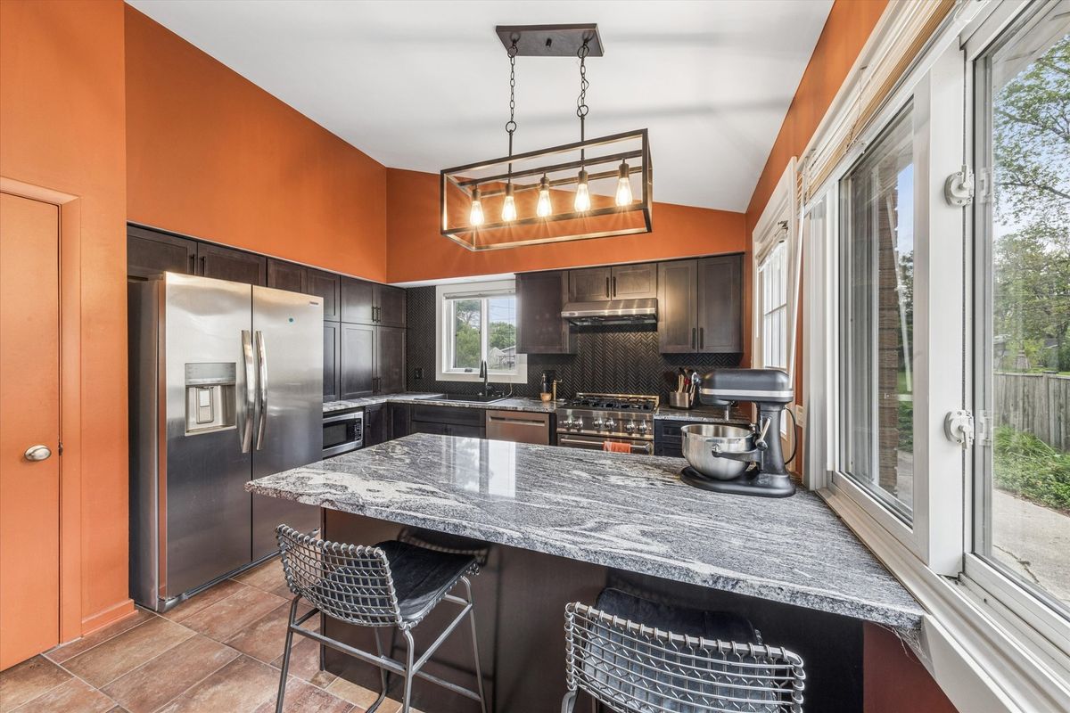 24 E Congress Street, Villa Park, IL 60181